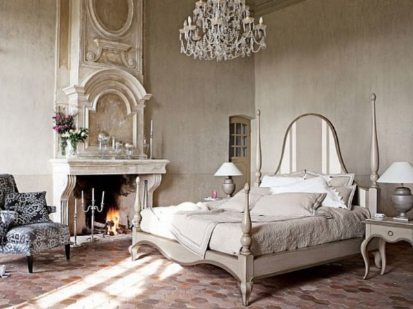 Kamar remaja dengan dekorasi dinding bingkai bergaya Baroque untuk kesan Eropa klasik